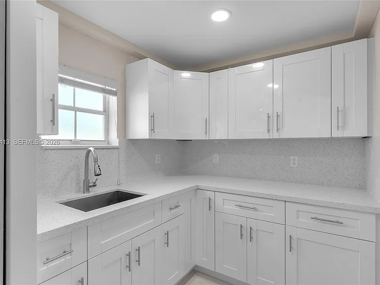 378 SW 6th St — Photo 7