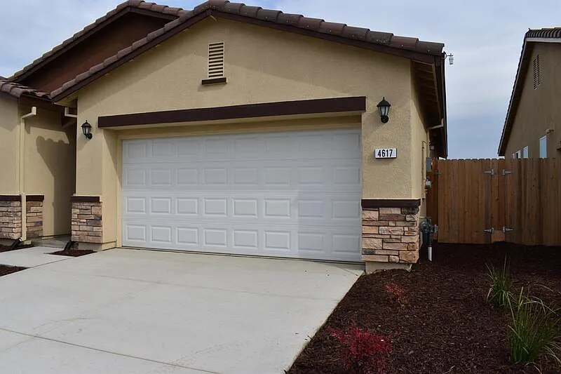 3 bed, 2.0 bath, 1620 sqft, $2,250 — Photo 2
