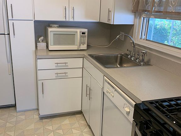 4th image of 227 N Hickory St
