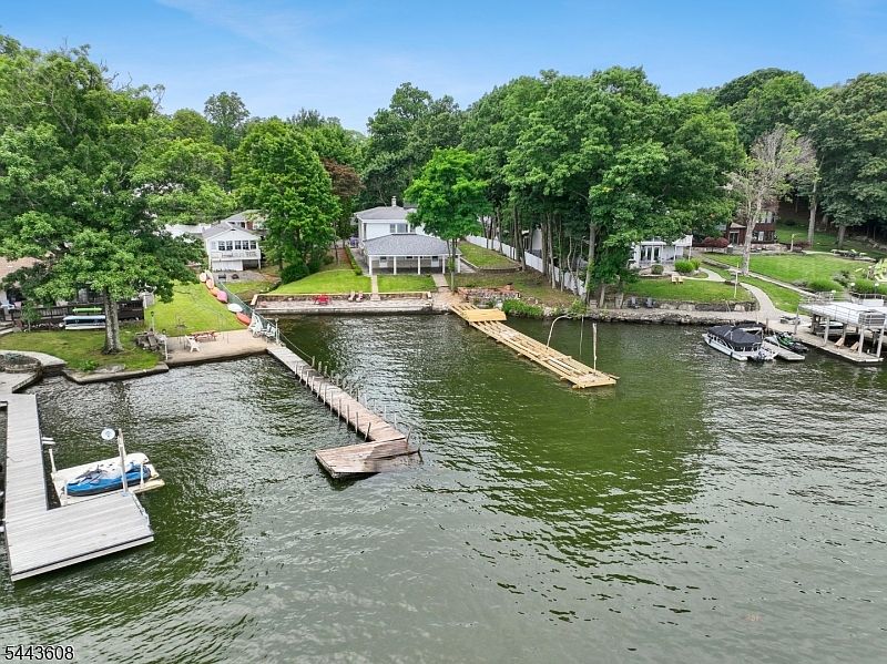 1st image of 19 Lakeland Dr