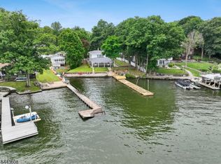 19 Lakeland Dr, Hopatcong, NJ 07843