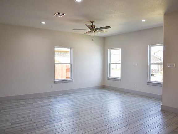 5th image of 912 Avagail Ave