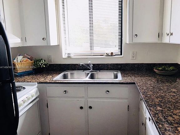 4th image of 1102 NE 10th St #4A