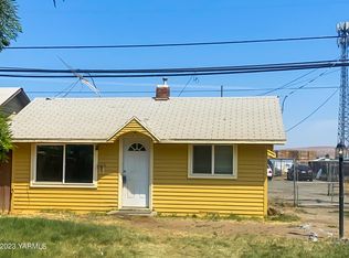 412 W 2nd St, Wapato, WA 98951