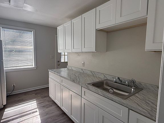5th image of 905 Blanton St