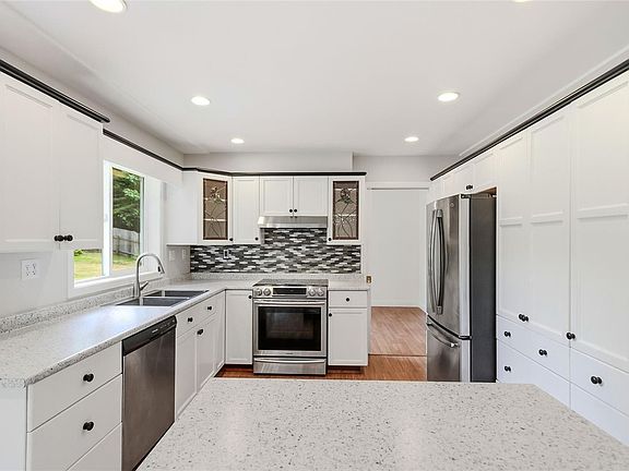 3rd image of 1688 Maple Bay Rd