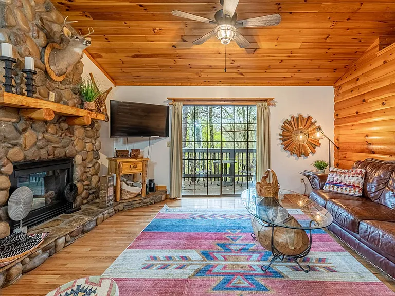 810 Cabin Creek Way — Photo 2