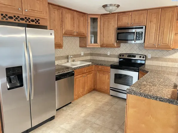 526 S 40th Ave APT A203, West Richland, WA 99353