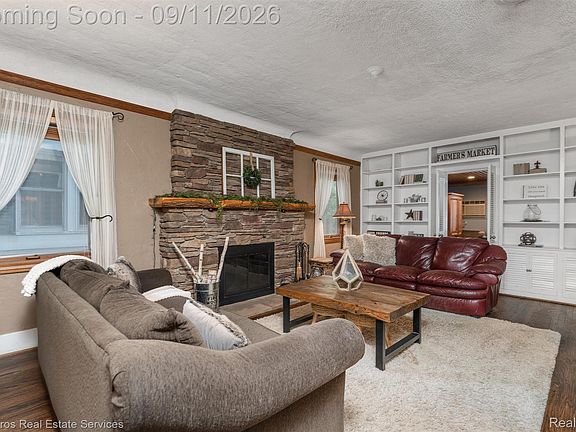 5th image of 743 Rivard Blvd