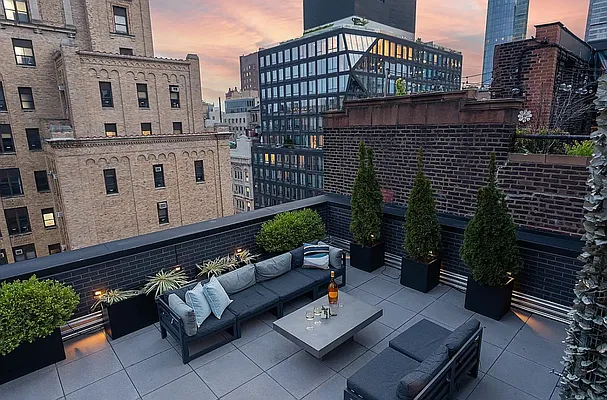 Sold by Compass | media 18