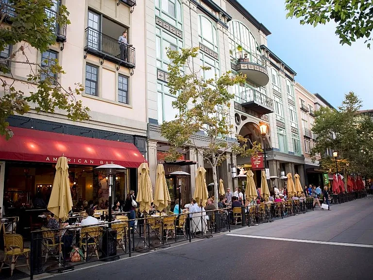 5 minute walk to Santana Row: lots of restaurants, shops, events, children playground, popular place to hang out with family and friends