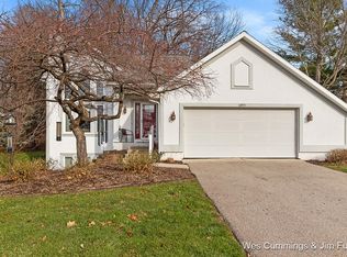 6495 Gran Via Dr NE, Rockford, MI 49341