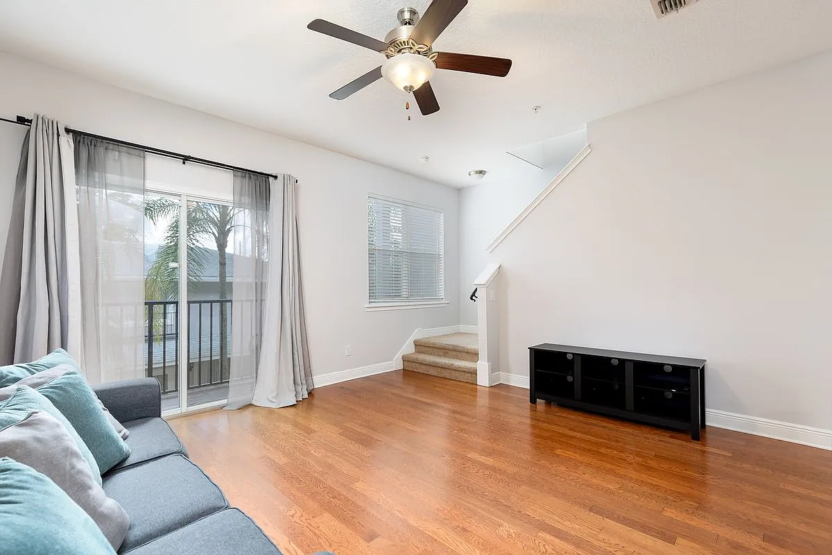 3 bed, 3.0 bath, 1589 sqft, $2,700 — Photo 2