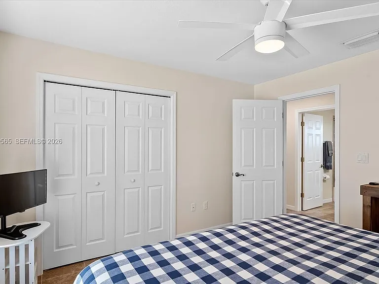 924 Lake Dr E — Photo 28