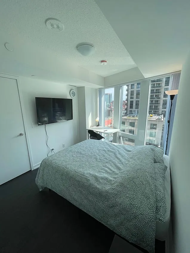 Deluxe Room - Shuter Street & Church Street — Photo 2