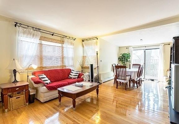 3rd image of 137 Sutherland Rd #B