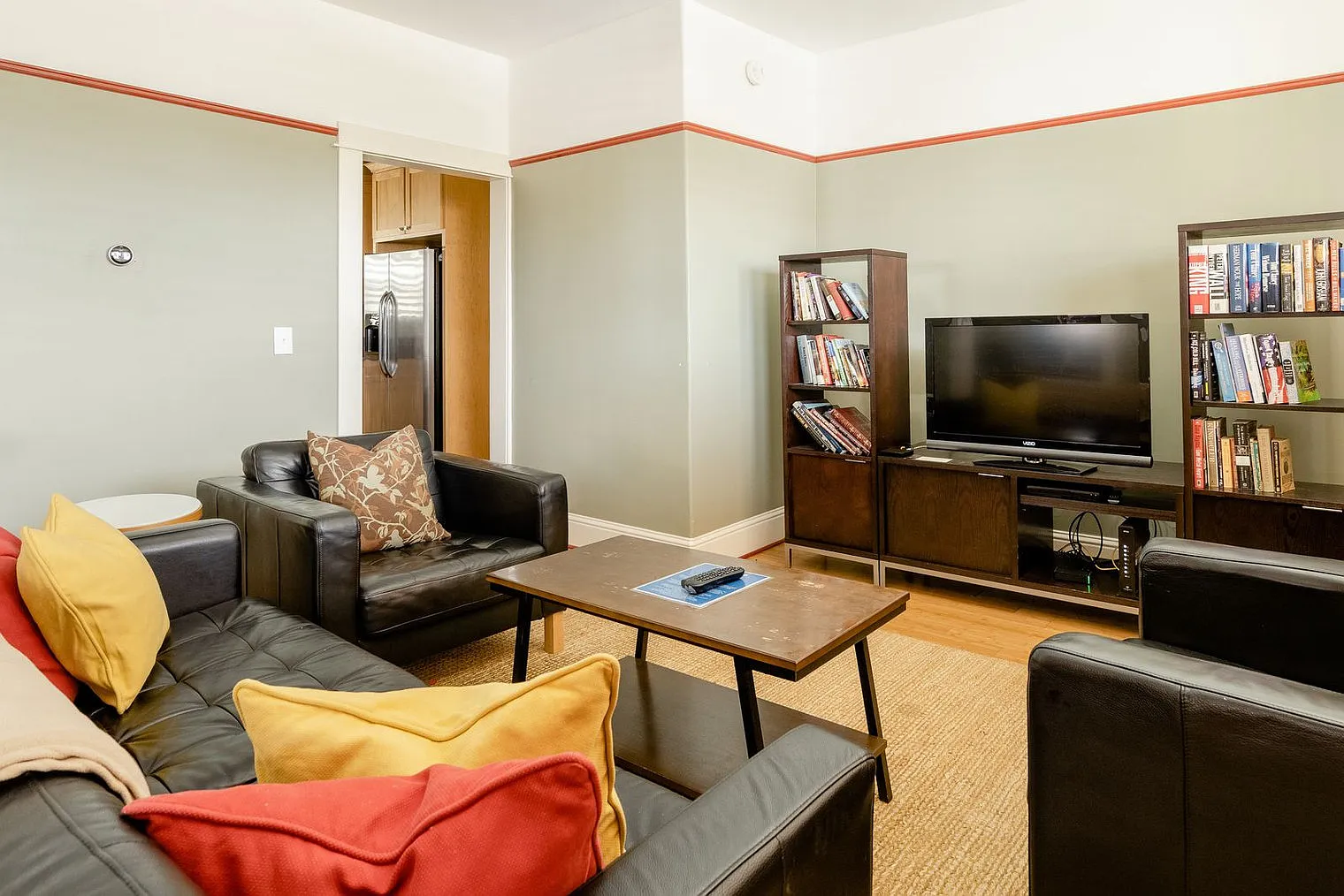 2 bed, 2.0 bath, 2292 sqft, $4,488 — Photo 2