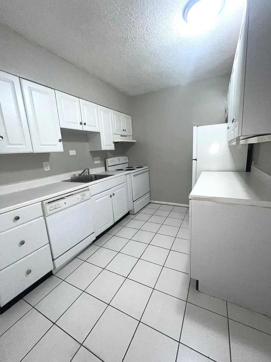 Building Photo - 4774 Kings Dr #G