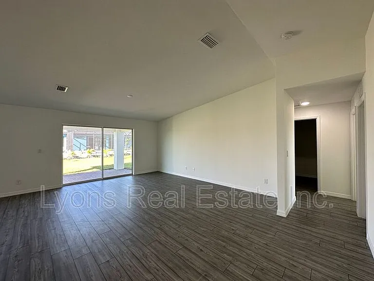 2604 NW 8th Pl — Photo 4