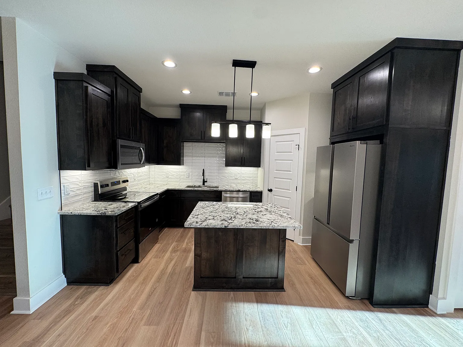 3 bed, 2.5 bath, 1809 sqft, $2,500 — Photo 4