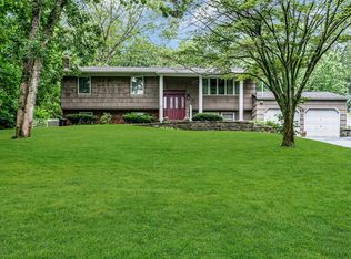 38 McArthur Ln, Smithtown, NY 11787
