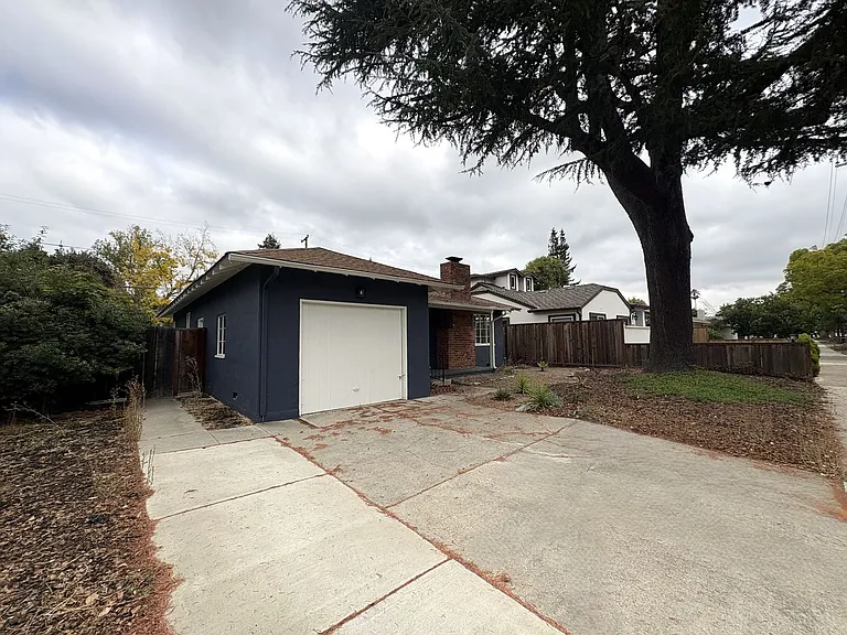 1023 Embarcadero Rd — Photo 2