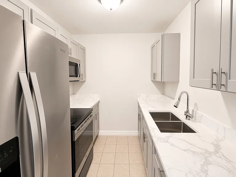 2070 Franklin St — Photo 7