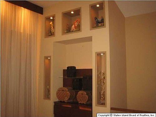 5th image of 135 Harold St