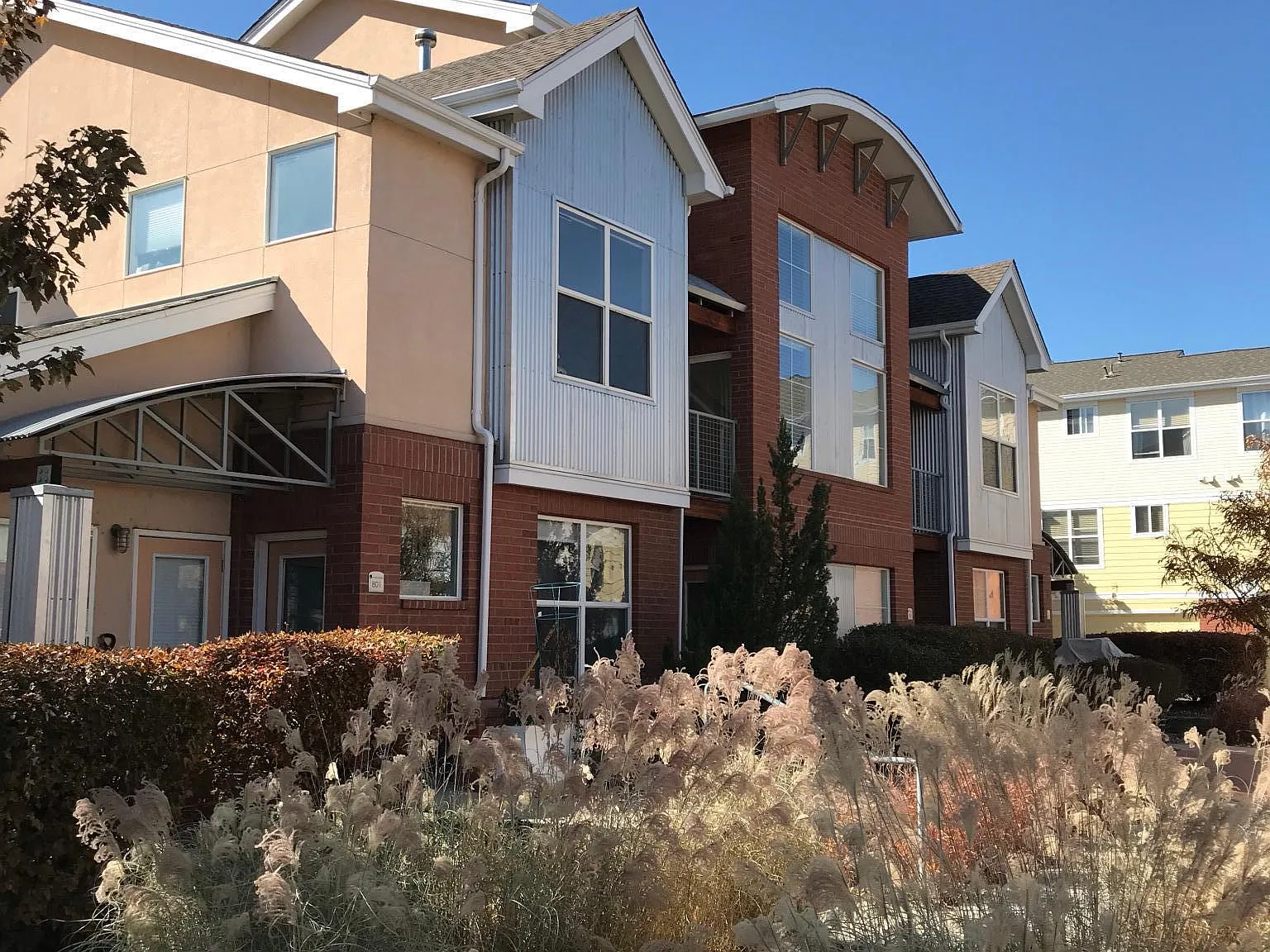 1 bed, 1.5 bath, 940 sqft, $1,800 — Photo 1