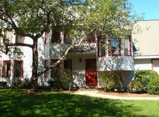 26 McIntosh Dr, Amherst, MA 01002