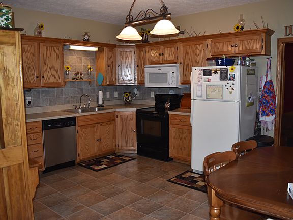 Eat-in kitchen