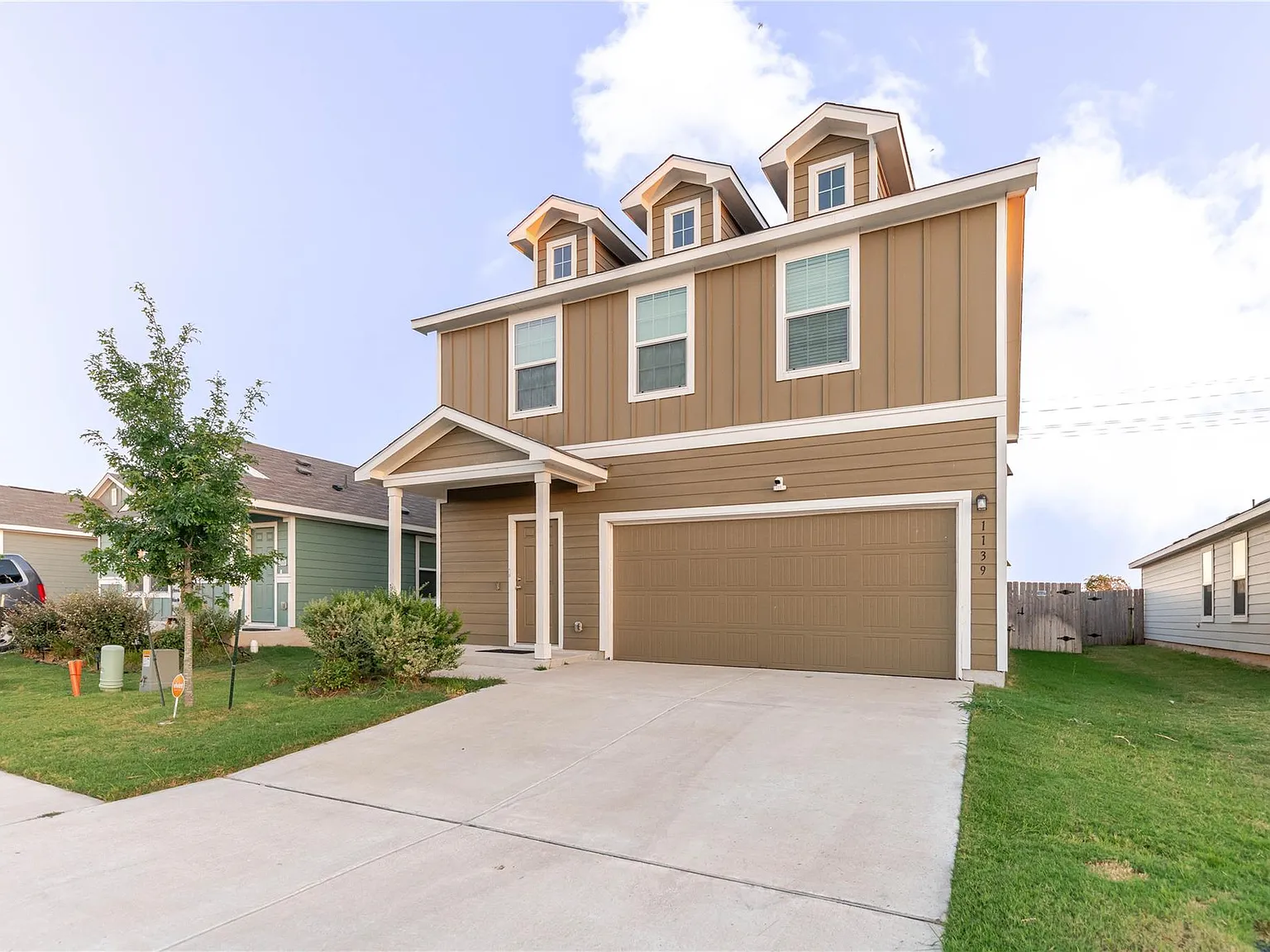 4 bed, 2.5 bath, 2000 sqft, $1,900 — Photo 2