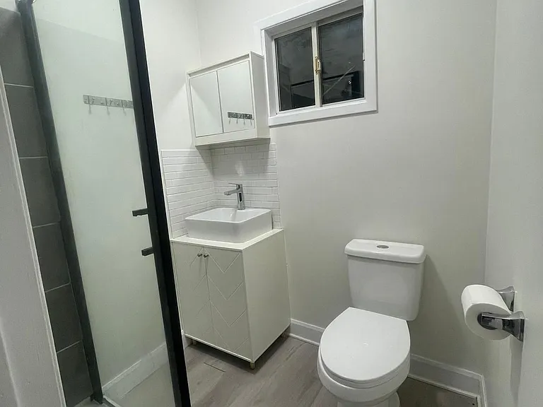 137 Wellington St — Photo 3