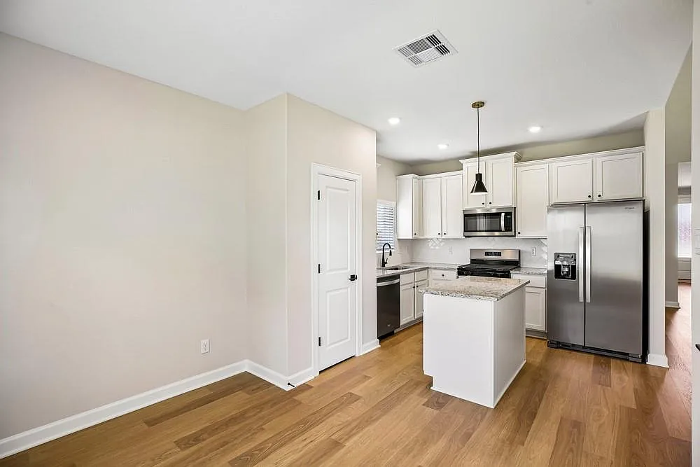 3 bed, 2.0 bath, 1683 sqft, $2,965 — Photo 3