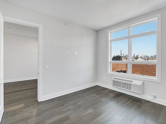 5th image of 119 Peter St Unit 403