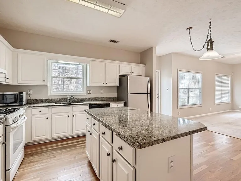 390 Saddle Bridge Dr — Photo 9