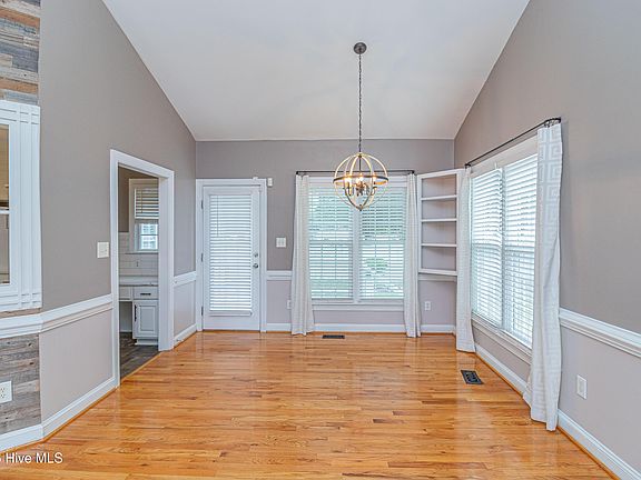 5th image of 4109 Lexington Drive NW