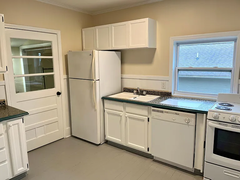 1105 Albany St — Photo 3