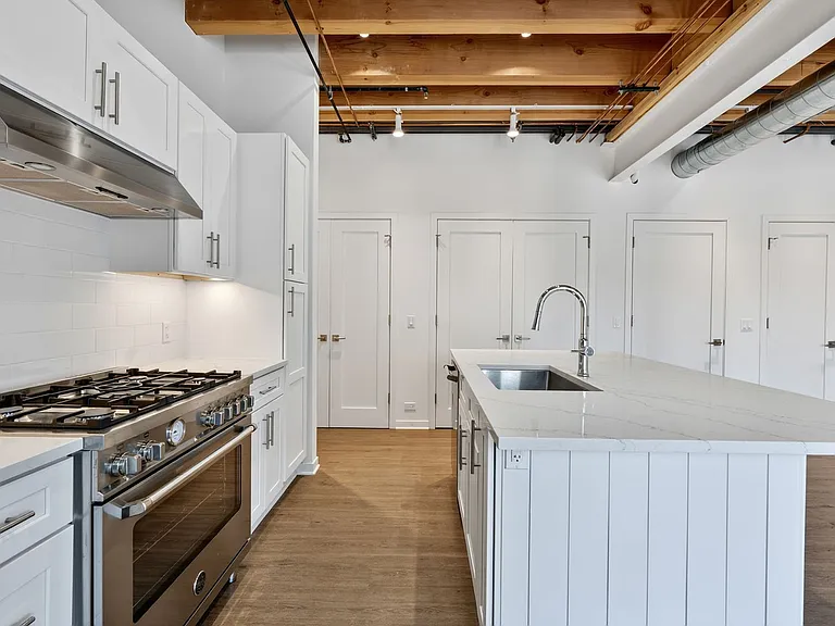 1401 N Western Ave — Photo 29