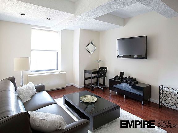 3rd image of 150 W 51st St APT 1707