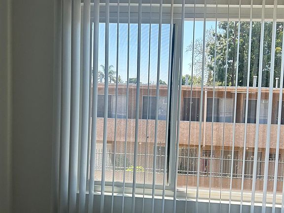 4th image of 15522 Vanowen St #217