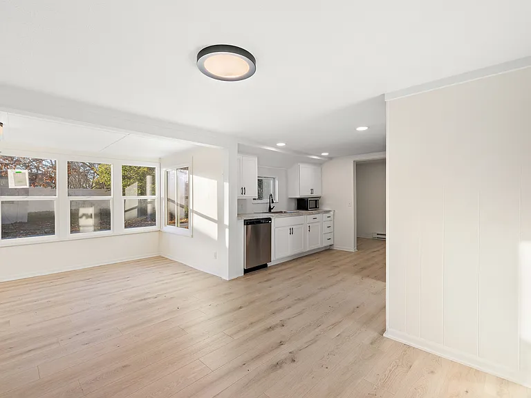 115 E Savidge St — Photo 12