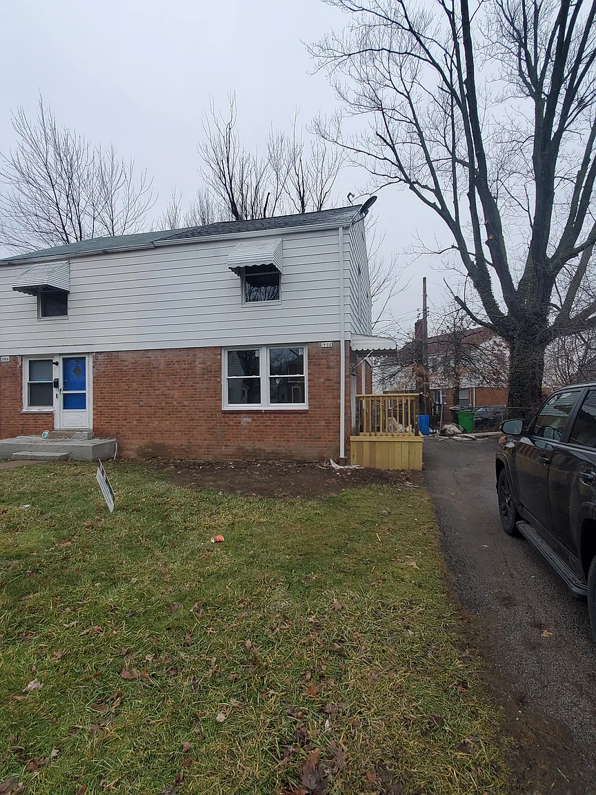 1458 E 250th St photo 1