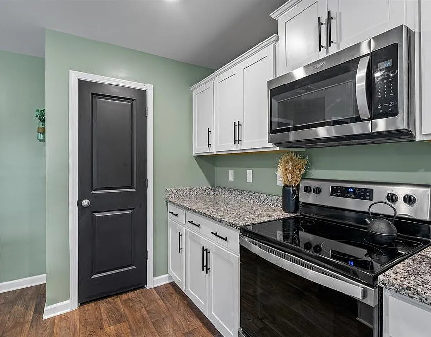3 bed, 2.5 bath, 1704 sqft, $2,050 — Photo 3