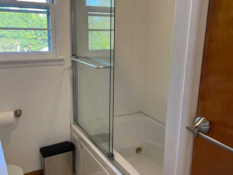 Bath tub / shower