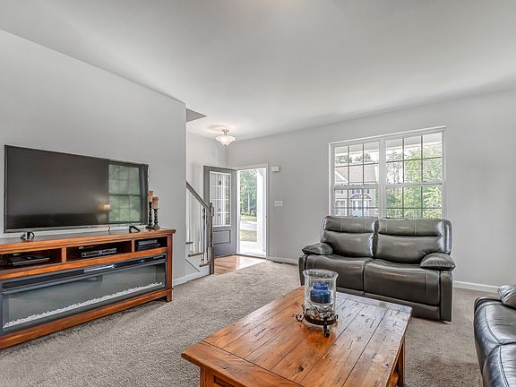 4th image of 12 Woodmere Cir