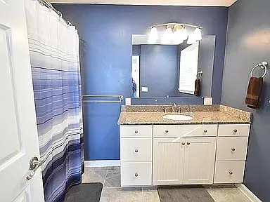 Upstairs full bathroom