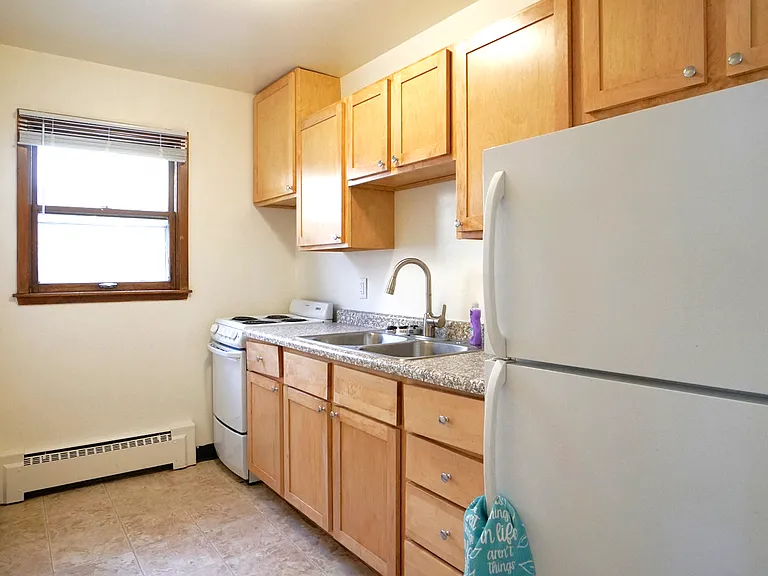 1529 Adrian St — Photo 4