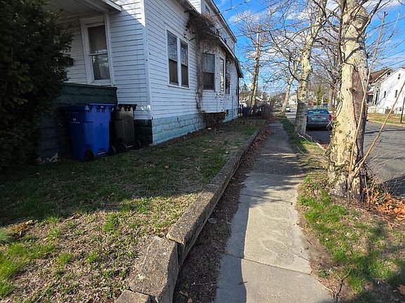 3rd image of 725 Hessian Ave