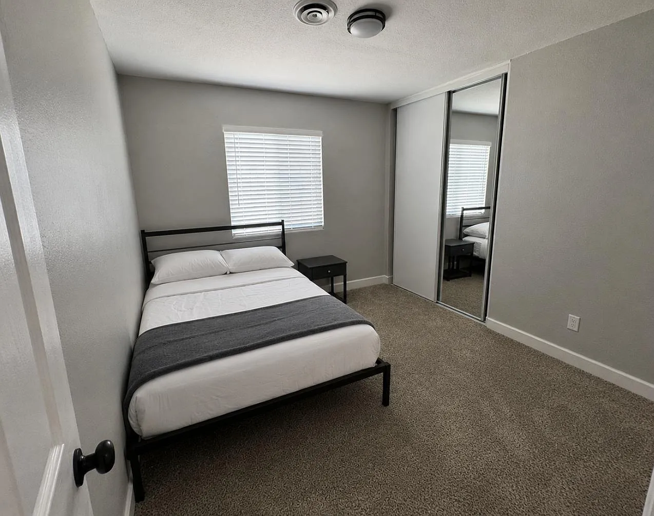 4 bed, 2.0 bath, 2000 sqft, $901 — Photo 2